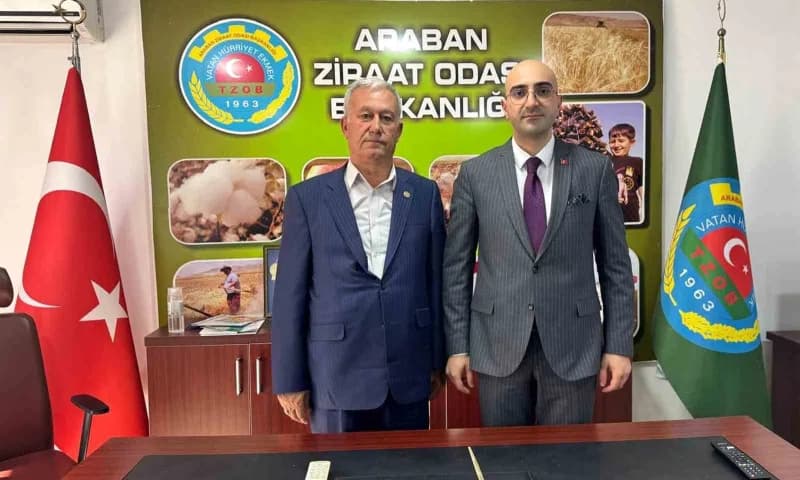 Gaziantep Araban Kaymakamı Ferhat Salih Ceylan ve Ziraat Odası Başkanı Hasan Altun bir arada tarım konularını görüşüyor