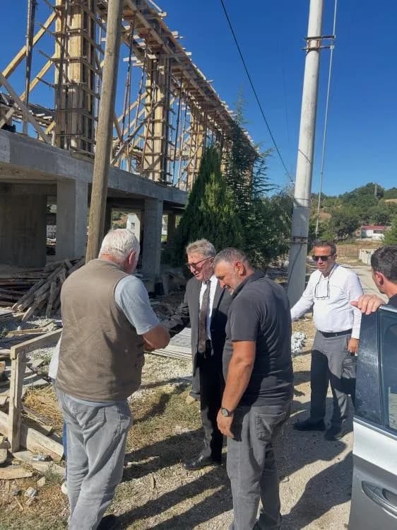 Kaymakamı Helvacı, köy konağı inşaatını inceledi