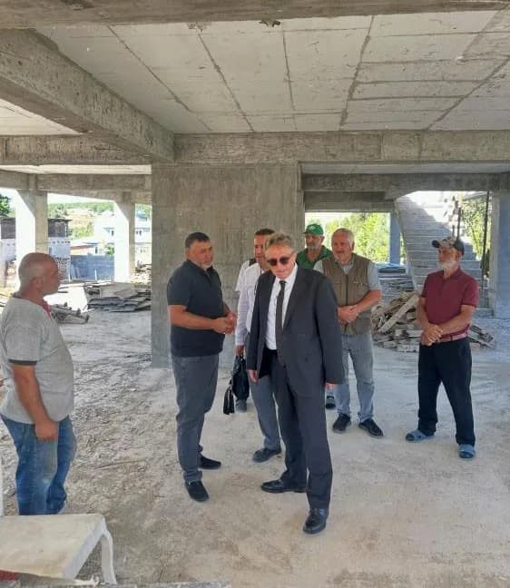 Kaymakamı Helvacı, köy konağı inşaatını inceledi