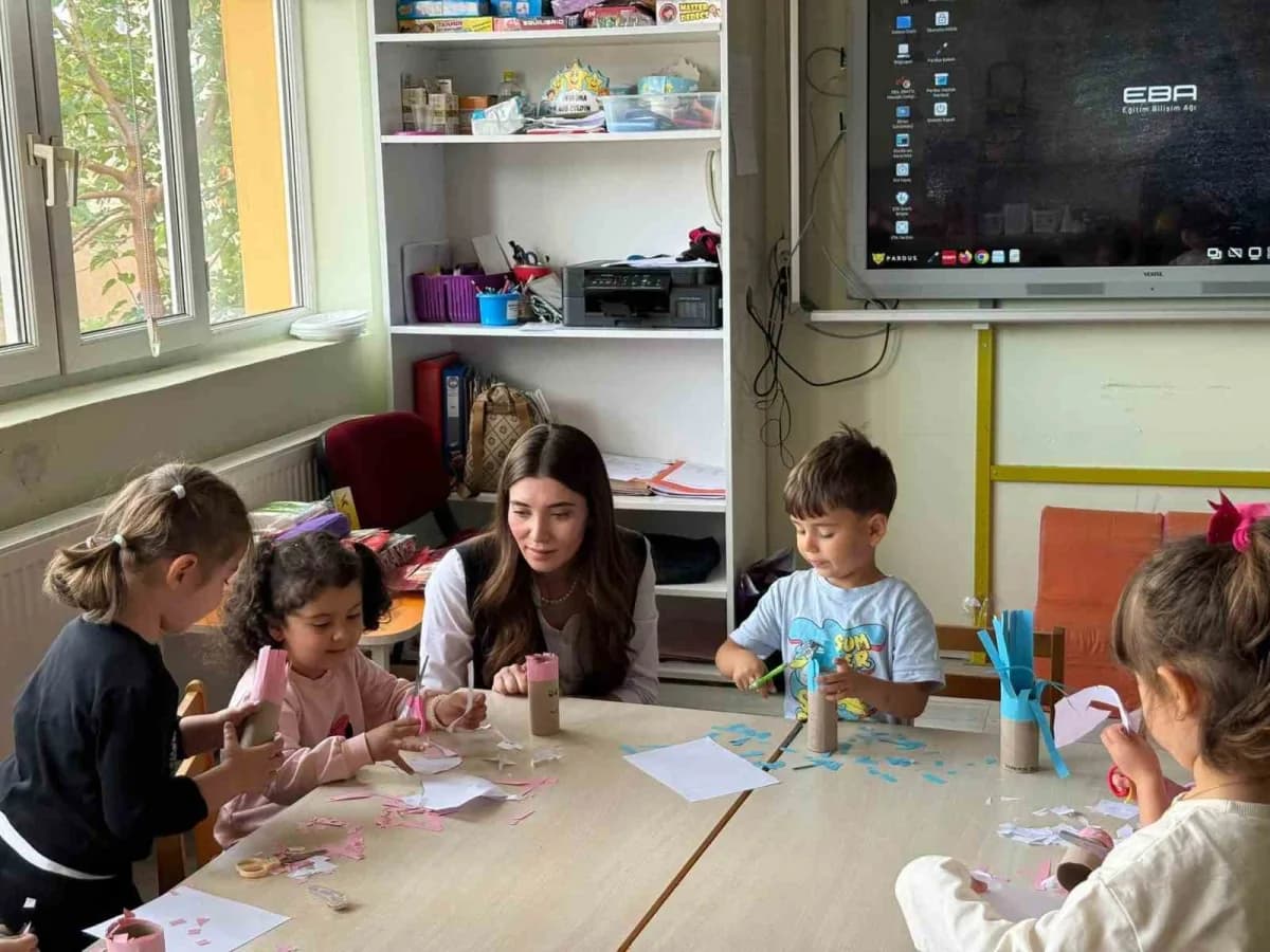 Kaymakam Sevde Nur Mantı, Kütahya Çavdarhisar ilçesinde Şehit Sabahattin Şenkal Anaokulu’nu ziyaret ederken öğretmenlerl