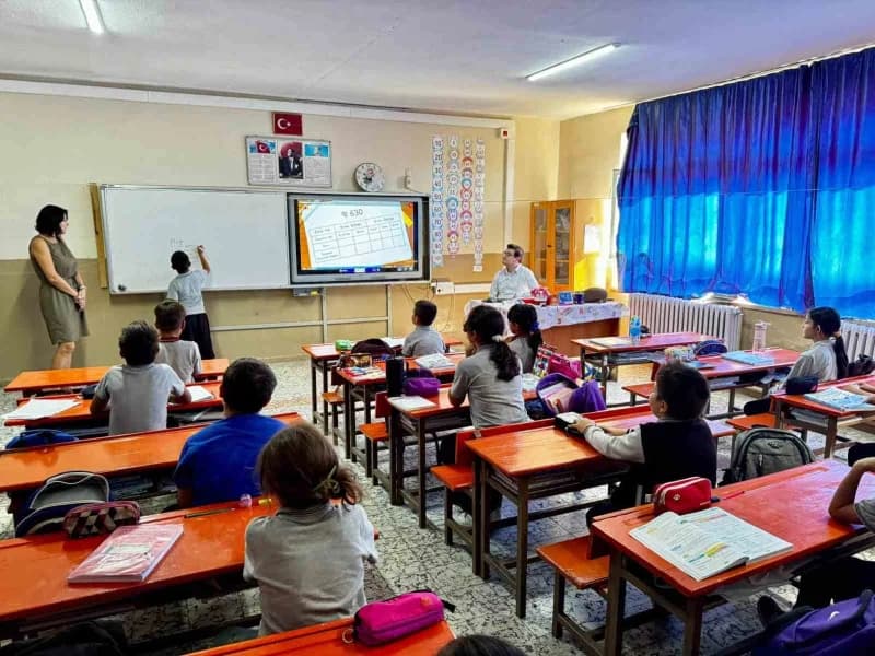 Bozdoğan Kaymakamı Hüseyin Şamil Sözen Yazıkent Mürşide Akçay İlkokulu ve Ortaokulunu ziyaret ederken öğretmen ve öğrenc