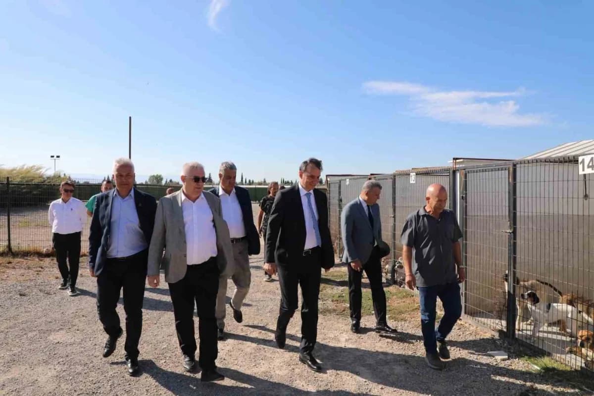 Edremit Kaymakamı Zafer Engin, Çıkrıkçı Sokak Hayvanları Bakım ve Rehabilitasyon Merkezi’nde inceleme yaparken
