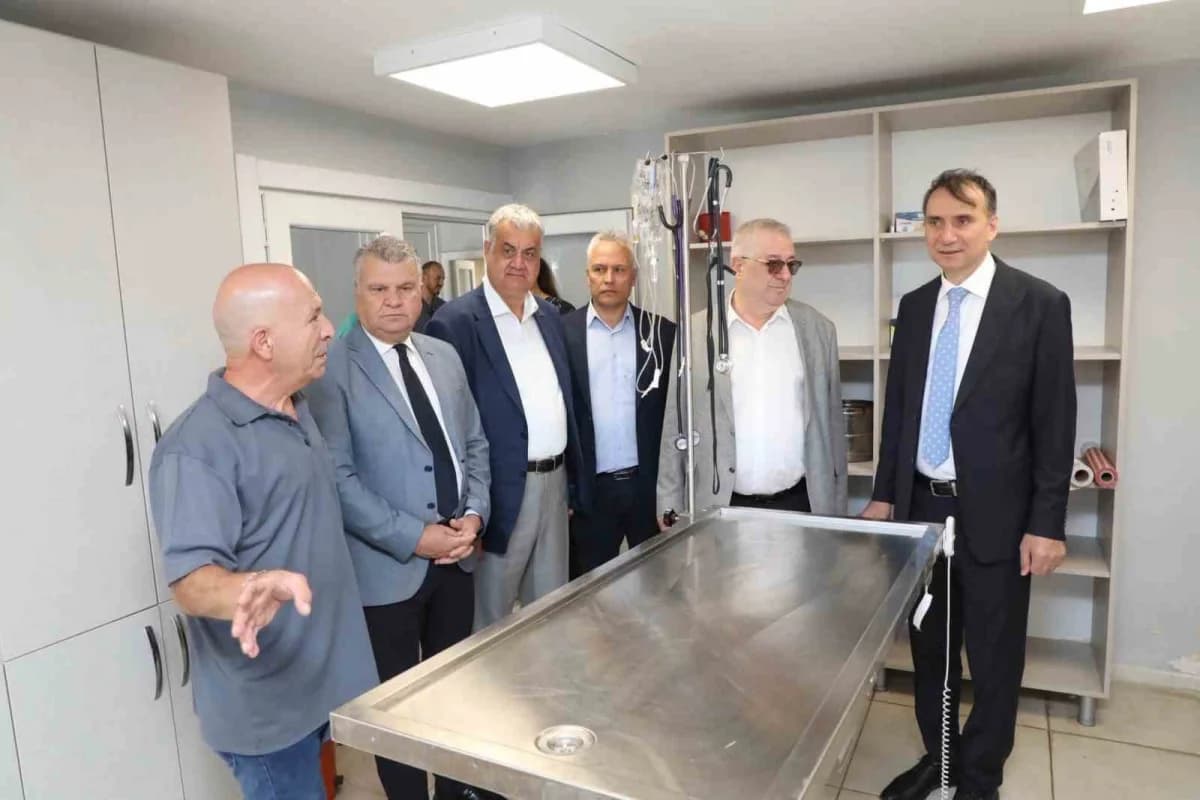 Edremit Kaymakamı Zafer Engin, Çıkrıkçı Sokak Hayvanları Bakım ve Rehabilitasyon Merkezi’nde incelemelerde bulundu.