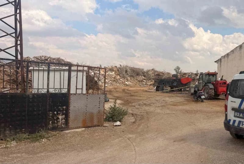 Afyonkarahisar Bolvadin'de kaynak işi için çiftliğe giden usta yerde hareketsiz bulunuyor