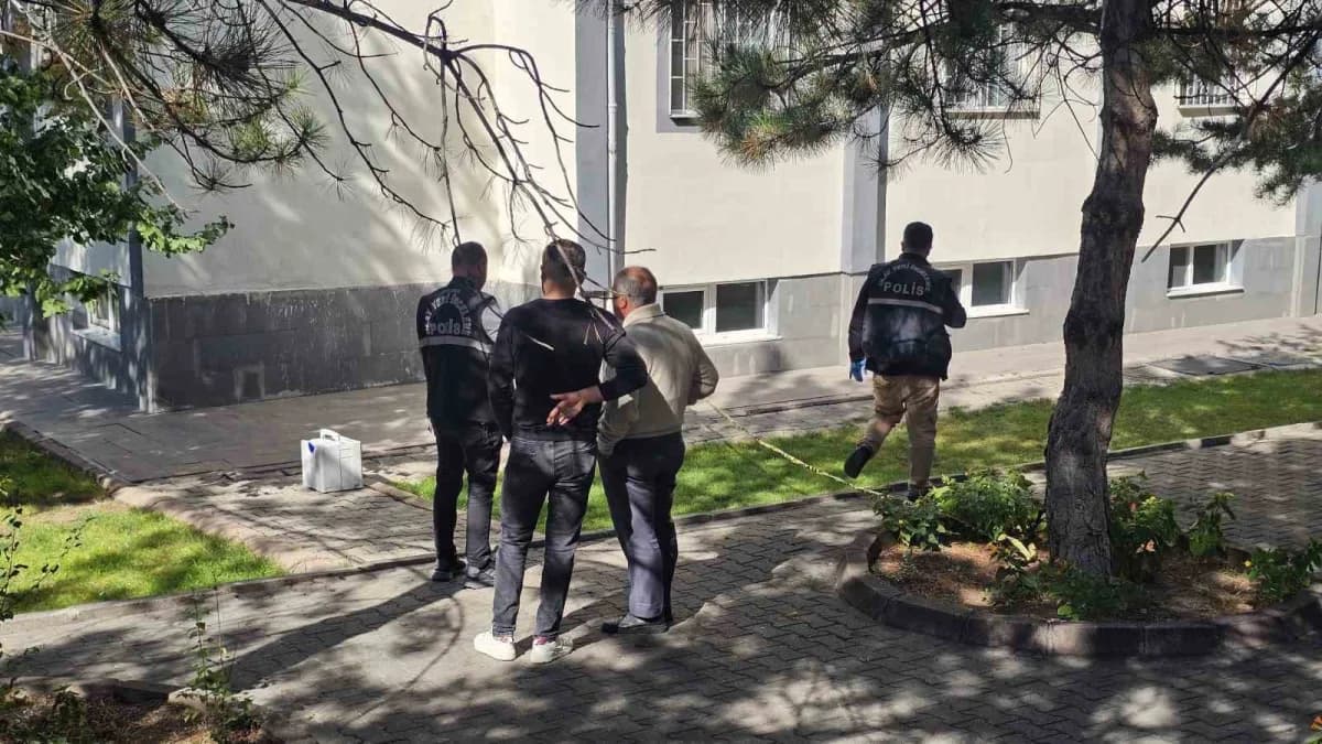 Kayseri Kocasinan ilçesinde 3. kattan düşen genç kızın olay yerinde polis ve sağlık ekipleri müdahale ediyor
