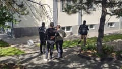 Kayseri Kocasinan ilçesinde 3. kattan düşen genç kızın olay yerinde polis ve sağlık ekipleri müdahale ediyor