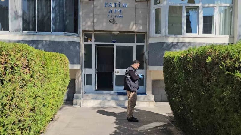 Kayseri'nin Kocasinan ilçesinde 3. Kattaki evlerinin penceresinden düşen genç kız ağır yaralandı.