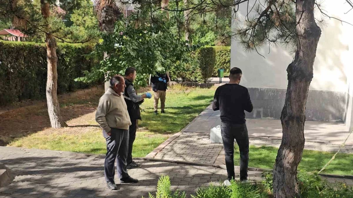 Kayseri'nin Kocasinan ilçesinde 3. Kattaki evlerinin penceresinden düşen genç kız ağır yaralandı.