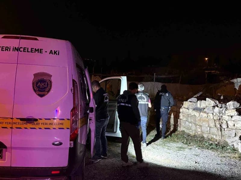 Kayseri’nin Kocasinan ilçesinde müstakil ikamette ağabey-kardeş arasında çıkan bıçaklı kavgada, 2 kişi yaralandı.