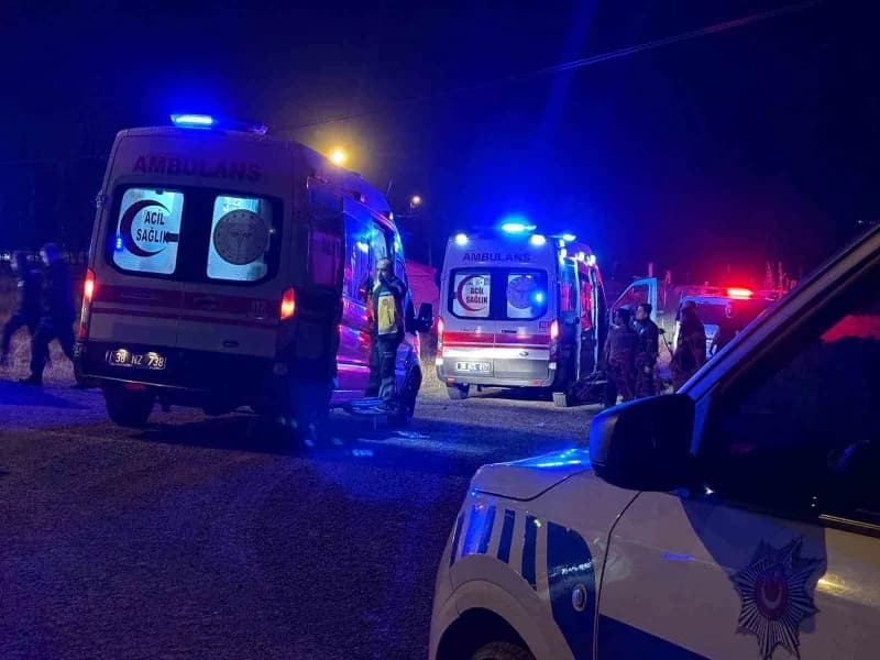 Kayseri’nin Kocasinan ilçesinde müstakil ikamette ağabey-kardeş arasında çıkan bıçaklı kavgada, 2 kişi yaralandı.