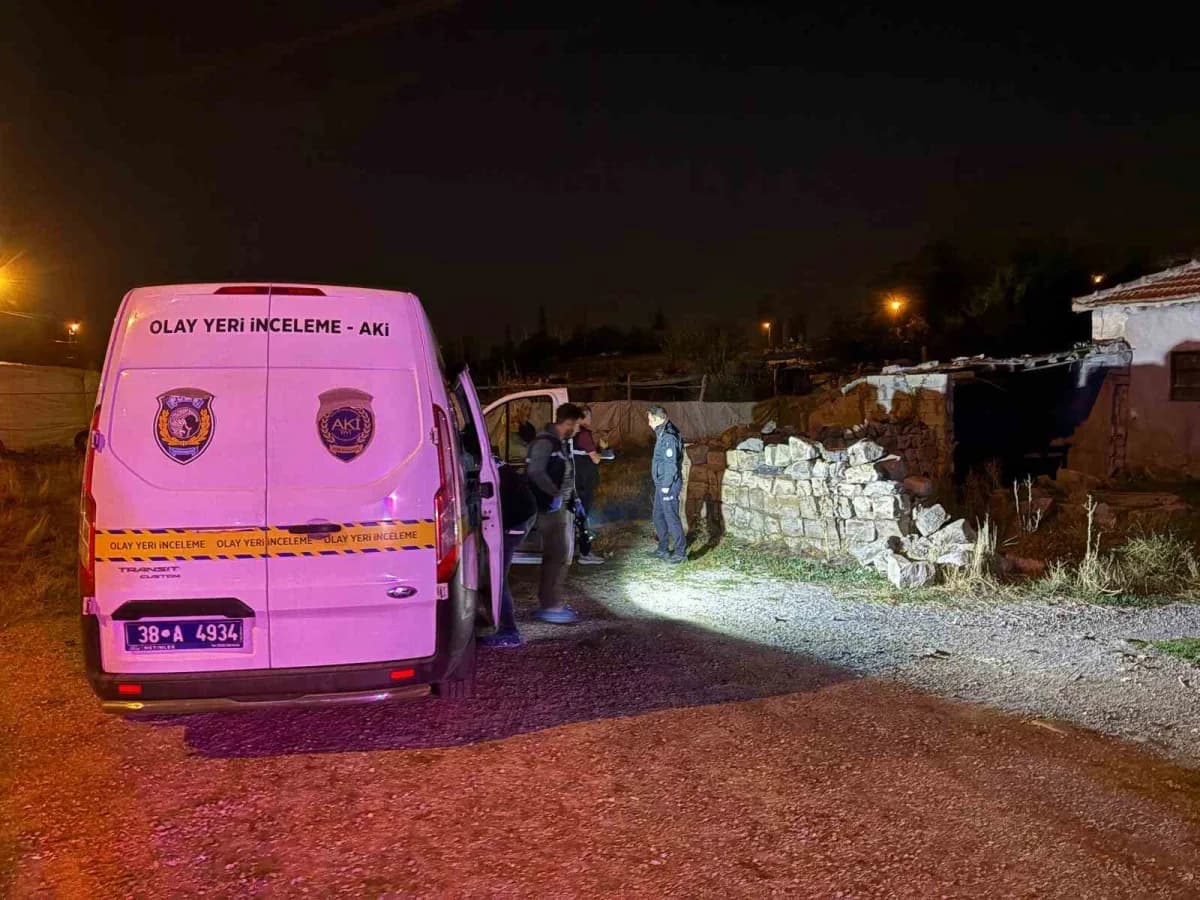 Kayseri’nin Kocasinan ilçesinde müstakil ikamette ağabey-kardeş arasında çıkan bıçaklı kavgada, 2 kişi yaralandı.