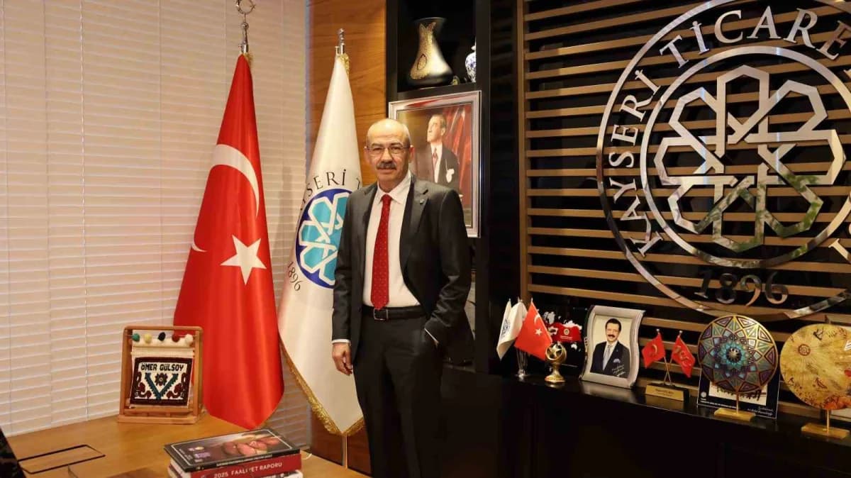 Kayseri Ticaret Odası Başkanı Ömer Gülsoy basın açıklaması yaparken