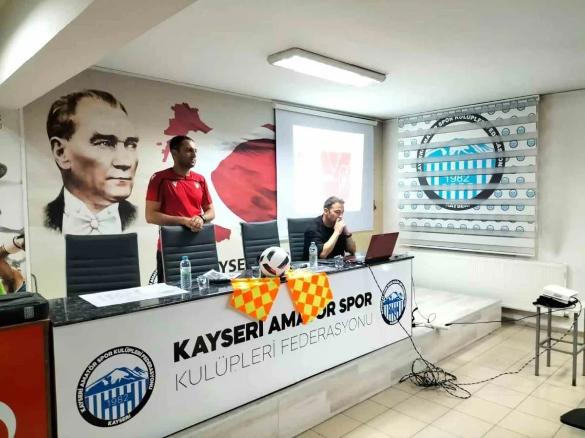 Kayseri Sümer Amatör Evi’nde amatör futbol kulüplerine yeni oyun kuralları eğitimi veriliyor