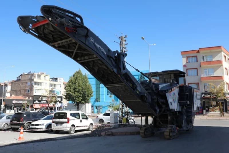 Kocasinan Belediyesi’nin Kayseri’de ilk ve tek olan, 2023 yılında hizmete giren çevreci asfalt freze aracı sayesinde ömr