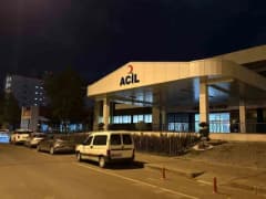 Kayseri Hacılar ilçesinde kayalık alanda yürüyen babasının kucağında başına kaya parçası düşen 3 yaşındaki bebek