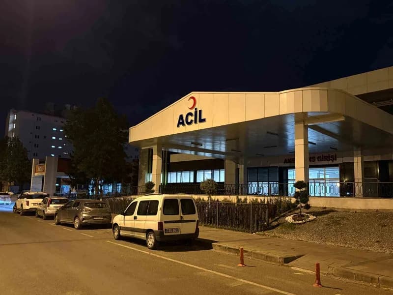 Kayseri Hacılar ilçesinde kayalık alanda yürüyen babasının kucağında başına kaya parçası düşen 3 yaşındaki bebek