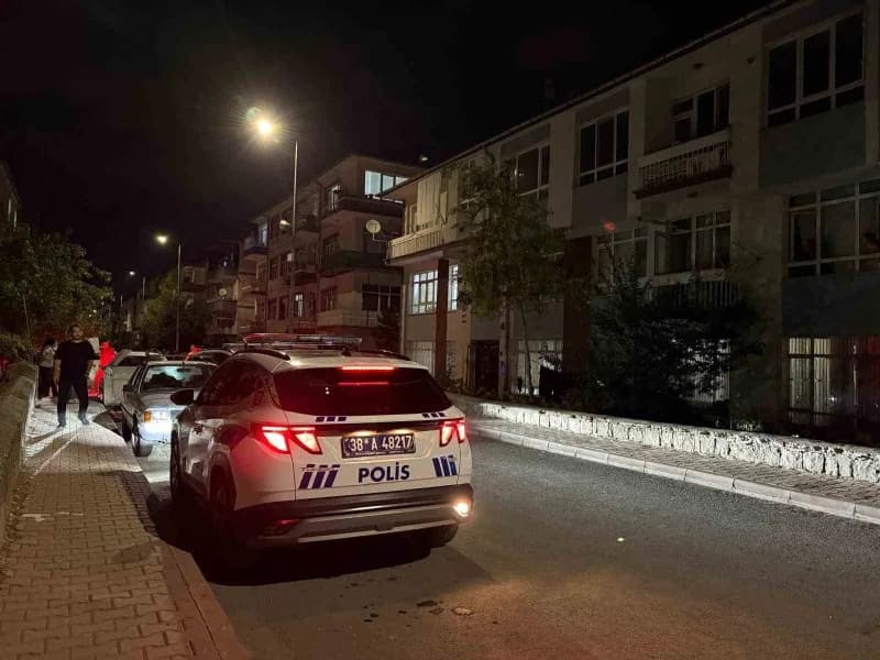 Kayseri’nin Kocasinan ilçesinde iki arkadaş arasında çıkan kavgada bir kişi bıçaklanarak, ağır yaralandı. Ekipler şüphel