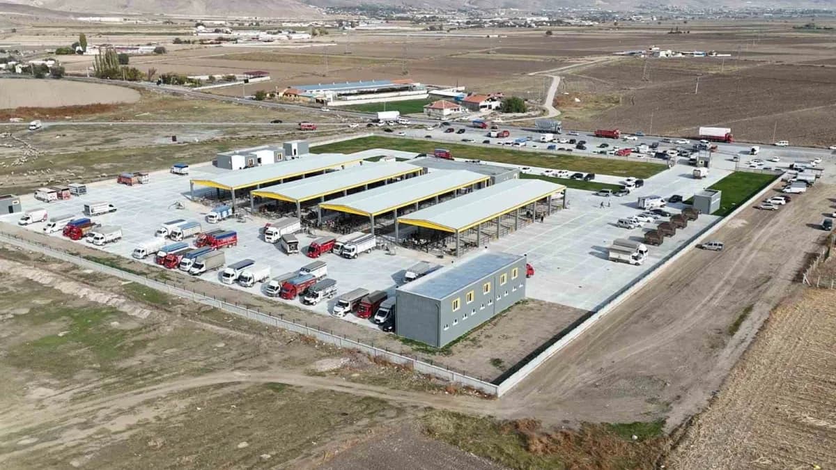 Kayseri Ticaret Borsası Canlı Hayvan Pazar Yeri girişinde kapatma kararı ile ilgili uyarı levhası