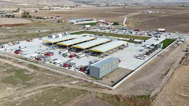 Kayseri Ticaret Borsası Canlı Hayvan Pazar Yeri girişinde kapatma kararı ile ilgili uyarı levhası