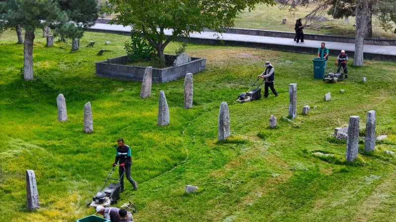 Kayseri Büyükşehir Belediyesi; kentin tarihi, kültürel ve sosyal yaşam alanlarında kapsamlı çim biçme, temizlik ve çevre