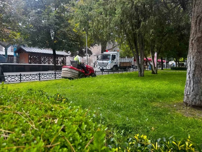 Kayseri Büyükşehir Belediyesi; kentin tarihi, kültürel ve sosyal yaşam alanlarında kapsamlı çim biçme, temizlik ve çevre