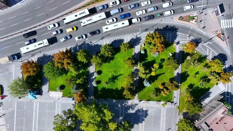 Kayseri Büyükşehir Belediyesi; kentin tarihi, kültürel ve sosyal yaşam alanlarında kapsamlı çim biçme, temizlik ve çevre