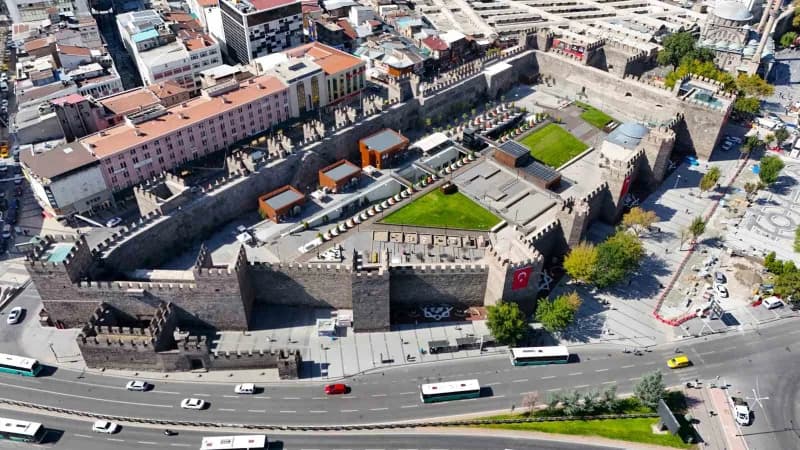 Kayseri Büyükşehir Belediyesi; kentin tarihi, kültürel ve sosyal yaşam alanlarında kapsamlı çim biçme, temizlik ve çevre