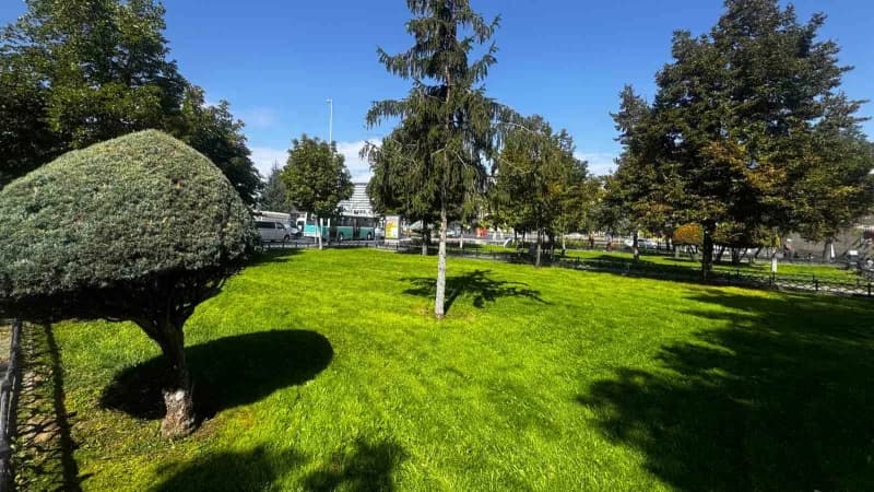 Kayseri Büyükşehir Belediyesi; kentin tarihi, kültürel ve sosyal yaşam alanlarında kapsamlı çim biçme, temizlik ve çevre