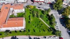 Kayseri’de Büyükşehir Belediyesi ekipleri çim biçme ve çevre düzenleme çalışması yaparken