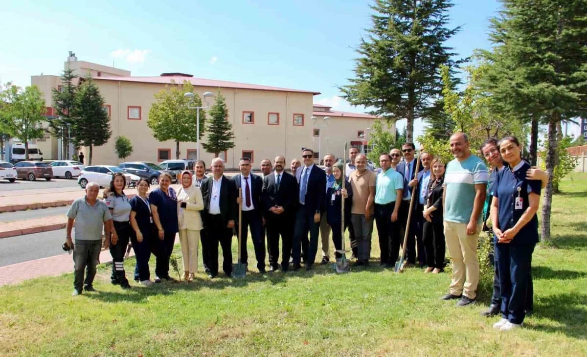 Kayseri Devlet Hastanesi Erkilet Emel-Mehmet Tarman Kliniği bahçesinde ağaç dikme etkinliği sırasında fidan dikimi