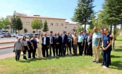 Kayseri Devlet Hastanesi Erkilet Emel-Mehmet Tarman Kliniği bahçesinde ağaç dikme etkinliği sırasında fidan dikimi