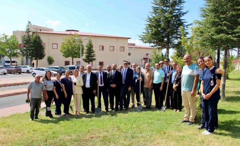 Kayseri Devlet Hastanesi Erkilet Emel-Mehmet Tarman Kliniği bahçesinde ağaç dikme etkinliği sırasında fidan dikimi