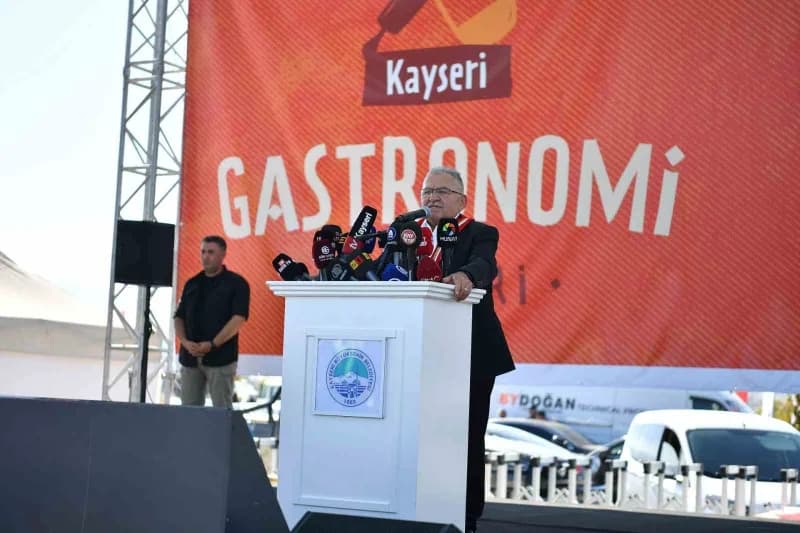 Kayseri Gastronomi Günleri etkinliği için Recep Tayyip Erdoğan Millet Bahçesi’nde hazırlanan stantlar ve ziyaretçiler