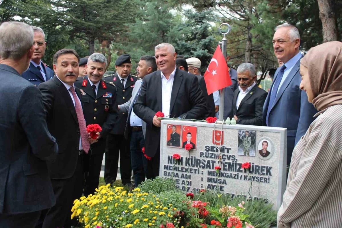 Kayseri’de 19 Eylül Gaziler Günü etkinliklerinde Atatürk Heykeli önünde çelenk sunma töreni