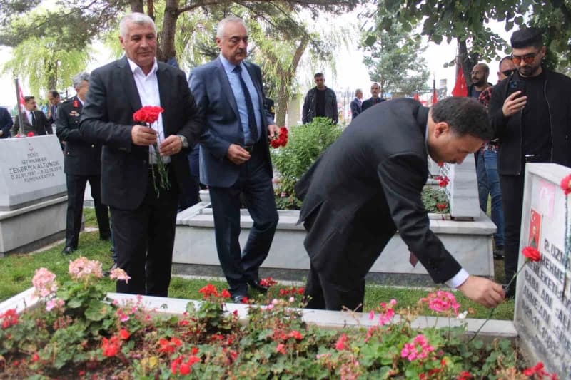 Vali Çiçek ve programa katılanlar şehit kabirlerine karanfil bıraktı.