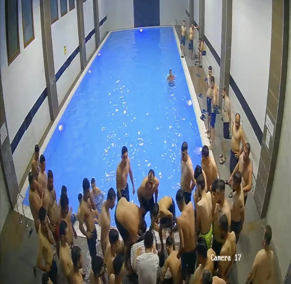 Kayseri’nin Melikgazi ilçesinde arkadaşlarıyla havuzda eğlenen şahıs, boğulma tehlikesi geçirdi. Çok miktarda su yuttuğu