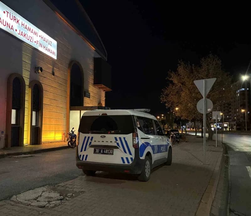İhbar üzerine bölgeye polis ve sağlık ekipleri sevk edildi.