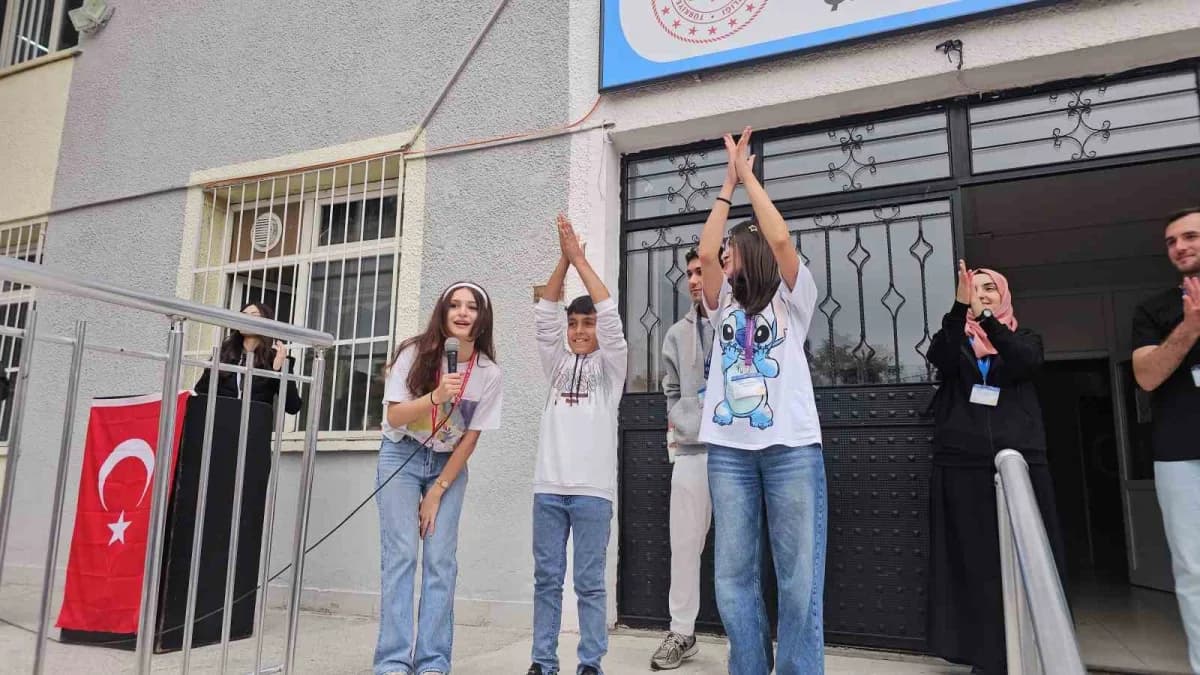 Kayseri'de üniversite öğrencileri, ziyaret ettikleri ilkokullarda öğrencilere hem bilgilendirici etkinlikler yapıyor hem