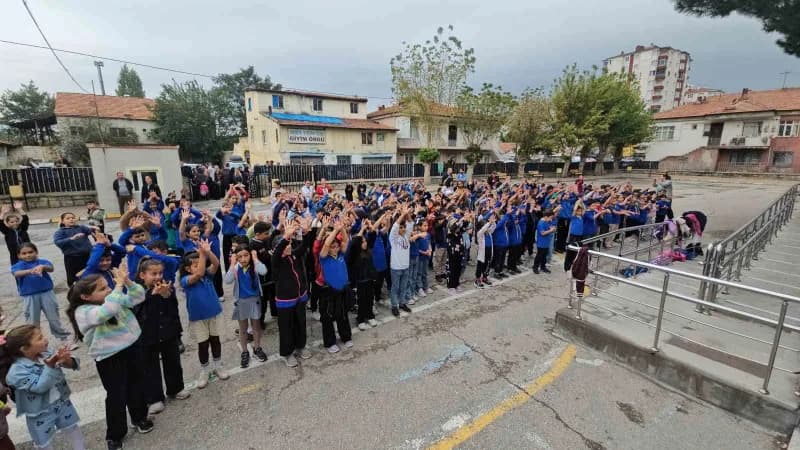 Kayseri'de üniversite öğrencileri, ziyaret ettikleri ilkokullarda öğrencilere hem bilgilendirici etkinlikler yapıyor hem