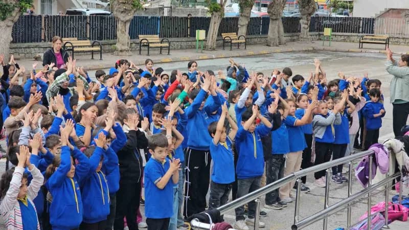 Kayseri'de üniversite öğrencileri, ziyaret ettikleri ilkokullarda öğrencilere hem bilgilendirici etkinlikler yapıyor hem