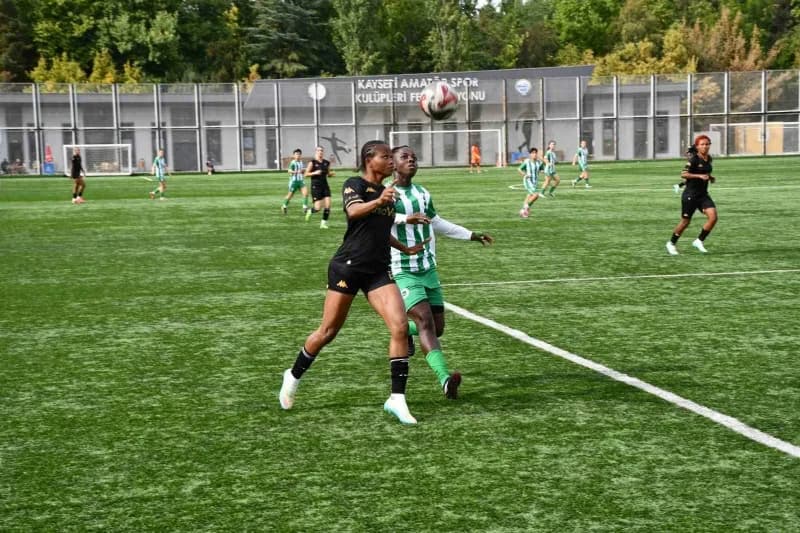 Kayseri Kadın Futbol Kulübü oyuncuları Sümer Stadı'nda Şile Bilgidoğa karşısında mücadele ederken