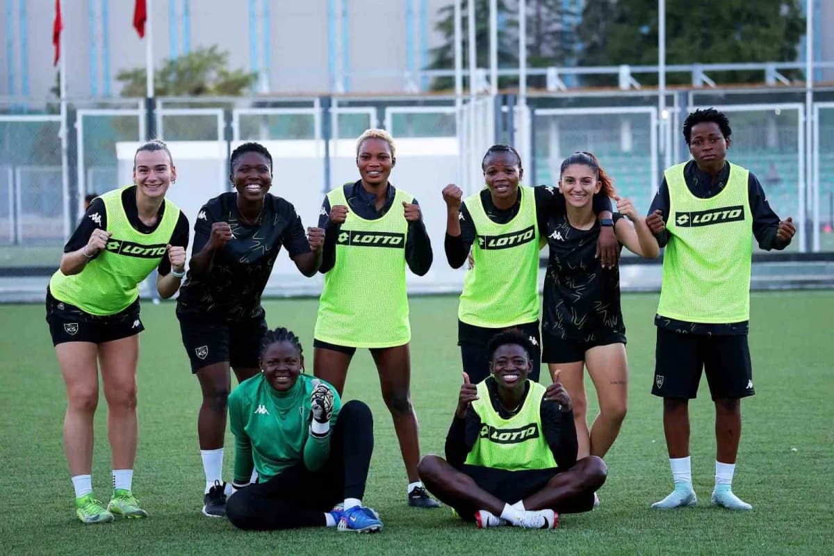 Kayseri Kadın FK futbolcuları Sümer 1 Nolu Saha’da antrenman yaparken