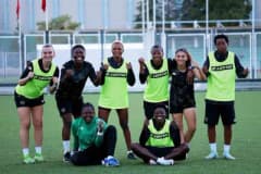 Kayseri Kadın FK futbolcuları Sümer 1 Nolu Saha’da antrenman yaparken
