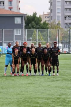Kayseri Kadın Futbol Kulübü oyuncuları Süper Lig maçında sahada mücadele ediyor