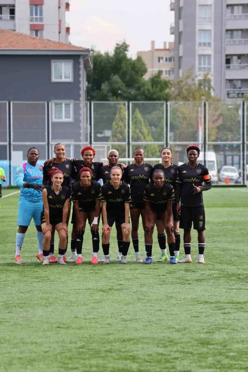 Kayseri Kadın Futbol Kulübü oyuncuları Süper Lig maçında sahada mücadele ediyor