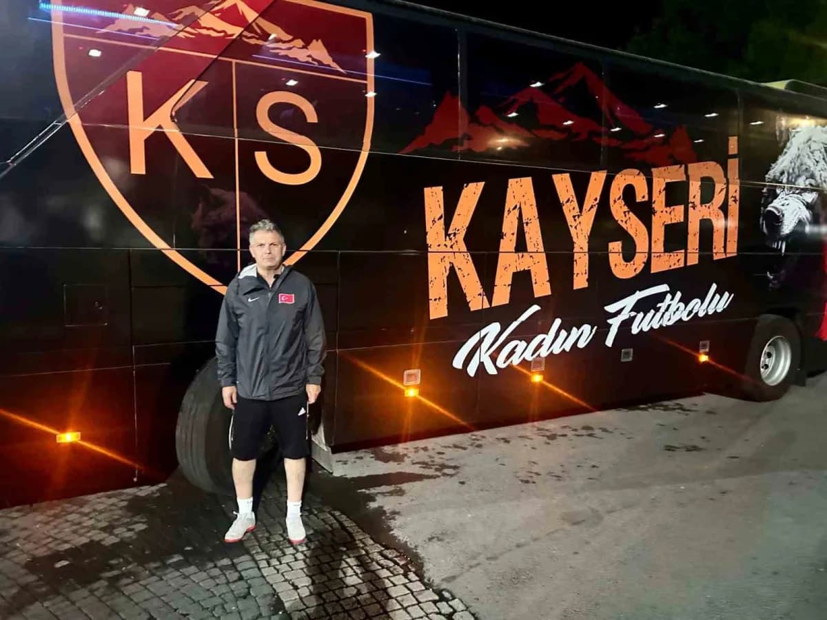 Kayseri Kadın FK oyuncuları yeni deplasman otobüsünün önünde poz veriyor