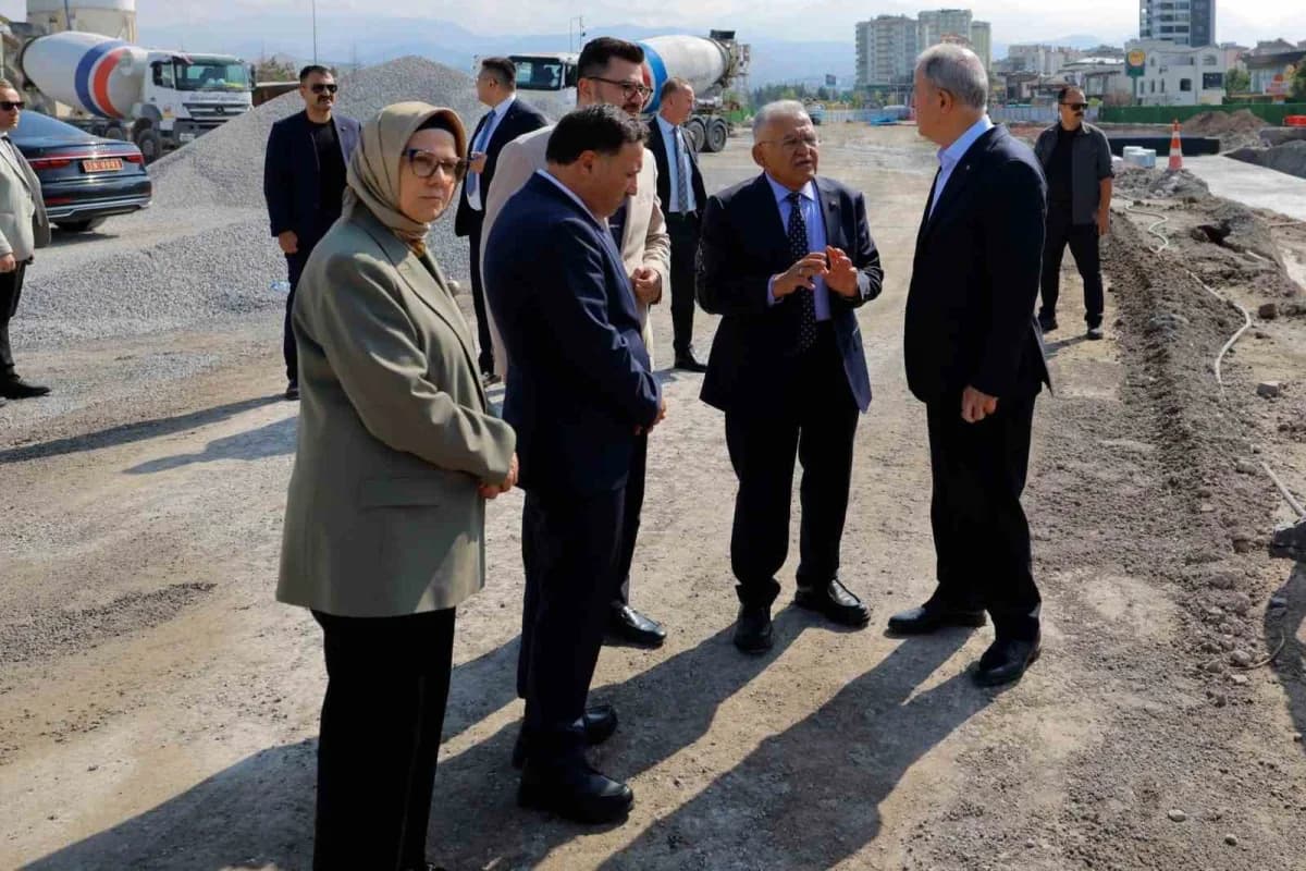 Kayseri protokolü Kartal Katlı Kavşağı şantiye alanı ve Paleontoloji Fosil Müzesi inşaatında inceleme yapıyor