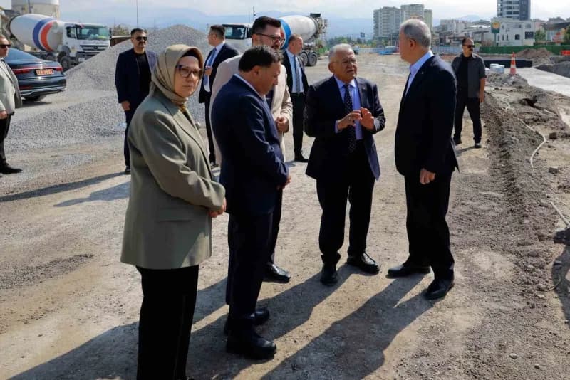 Kayseri protokolü Kartal Katlı Kavşağı şantiye alanı ve Paleontoloji Fosil Müzesi inşaatında inceleme yapıyor