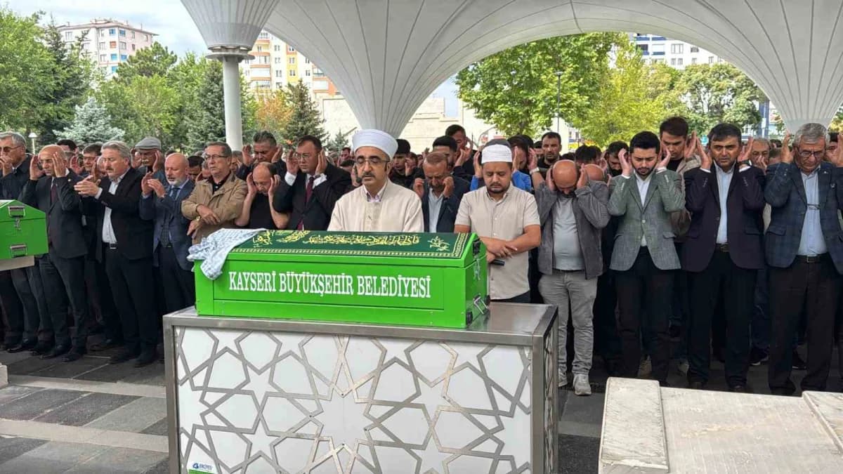 Kayseri Hacılar'da kaya parçası düşmesi sonucu hayatını kaybeden 3 yaşındaki çocuğun cenaze töreninden görüntü