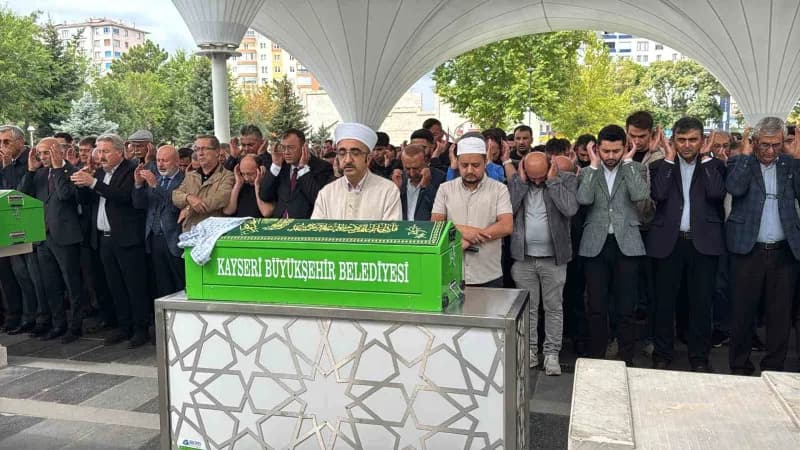 Kayseri Hacılar'da kaya parçası düşmesi sonucu hayatını kaybeden 3 yaşındaki çocuğun cenaze töreninden görüntü
